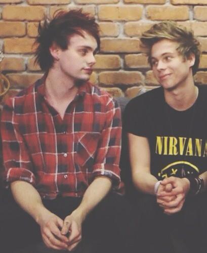 luke5sosbth_'s tweet photo. @Ericabotth /มองแบบที่มองไมเคิล http://t.co/tEnTtFjBh2
