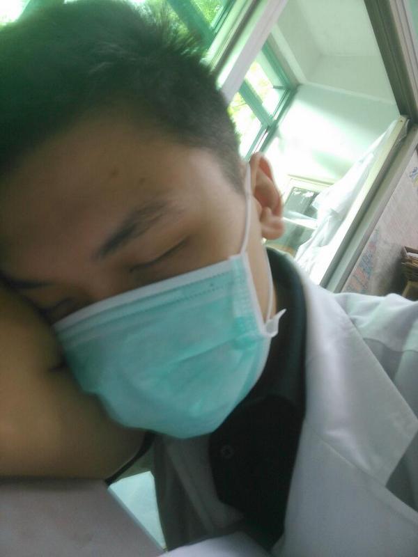 baosir's tweet photo. 十一国庆，医院一派喜气沉沉，广大医务工作者以低落的热情，接待每一位休假的患者 http://t.co/XGCA2U9LdA