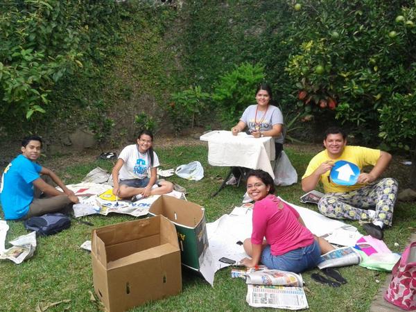 TECHOsv's tweet photo. Estamos en la pintaton previo a #Colecta2014
¡Súmate! 
#InspiradosPorTECHO http://t.co/vvuqnv8EBq