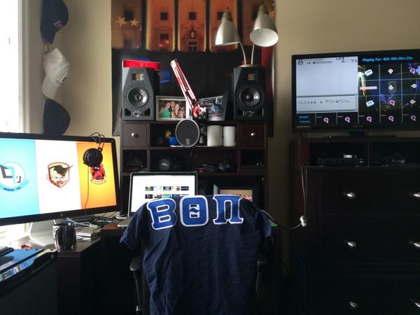 LetTheRiotsDrop's tweet photo. the college battle station http://t.co/gXPa9GyCe3