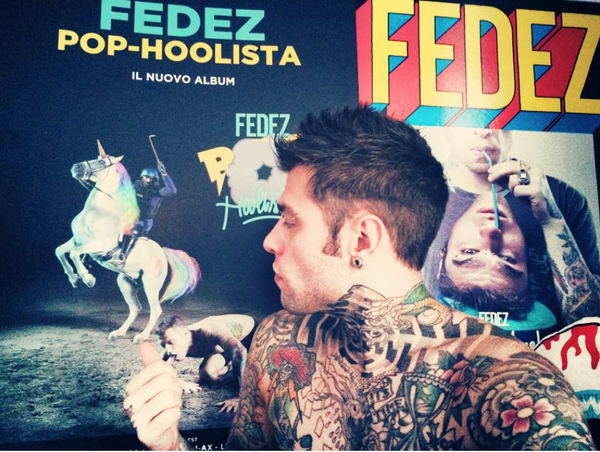 Fedez's tweet image. "C'è ancora chi crede in un mondo migliore, per questo mandiamo le sonde su Marte" #GenerazioneBoh #PopHoolista