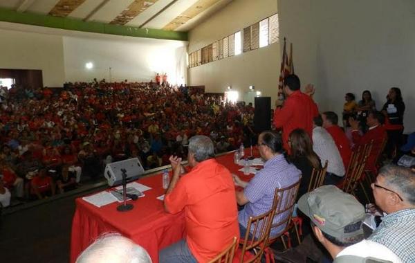 SuNoticiero's tweet photo. UBCH de Lara asumen combate contra el Chikungunya y el Dengue 

http://t.co/C8HvvfPb4O http://t.co/HqZJtaOpxn