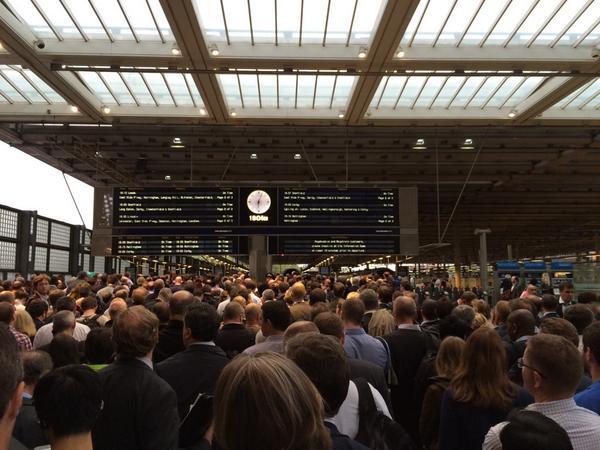 NN10Canary's tweet image. @EMTrains Chaotic scenes at St Pancras this evening.