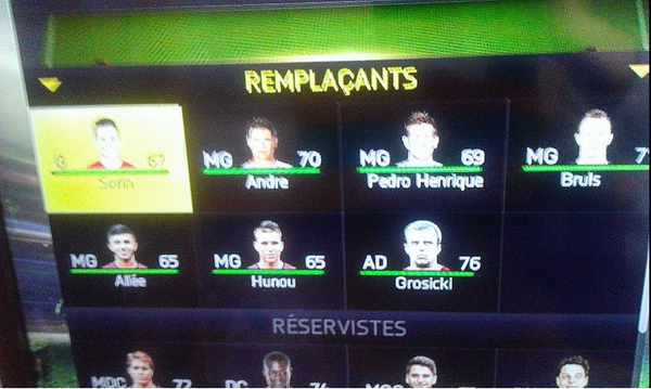 FormuleFoot's tweet image. Dans les coulisses de FIFA15...
- Les gars, ils jouent quels postes ces mecs ? 
- On s'en branle, mets les MG.