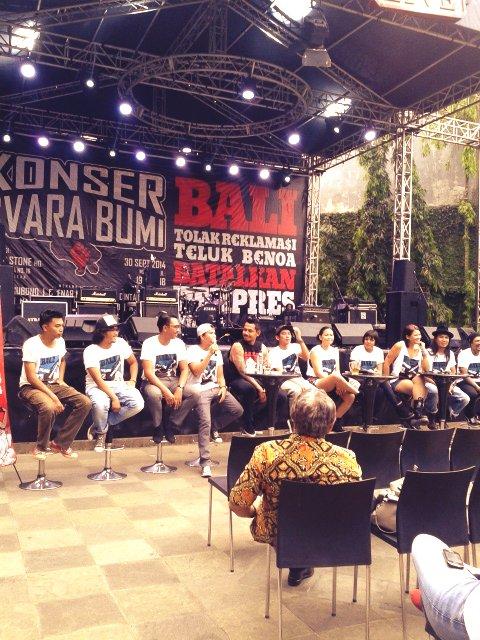 alphanya's tweet photo. Seni yg sebenarnya,
Seni utk rakyat. 

Musik dicipta sbg alat perjuangan, juga perubahan.

#TolakReklamasiTolakBenoa http://t.co/eC70CzDUEH