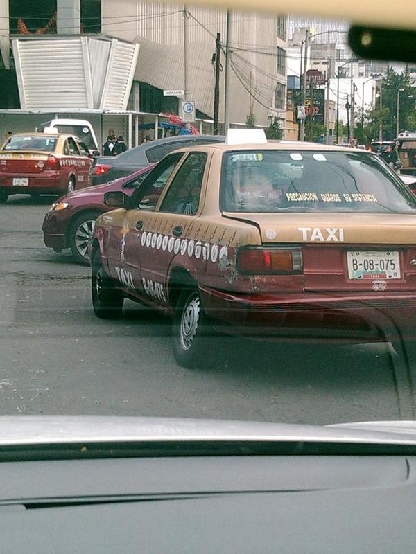 Hectortava's tweet photo. Asi circulan estos taxis en el D.f. 

Casual con la llanta super chueca, son unos loquillos!! @CarlosLoret http://t.co/oVhT82ZzRI