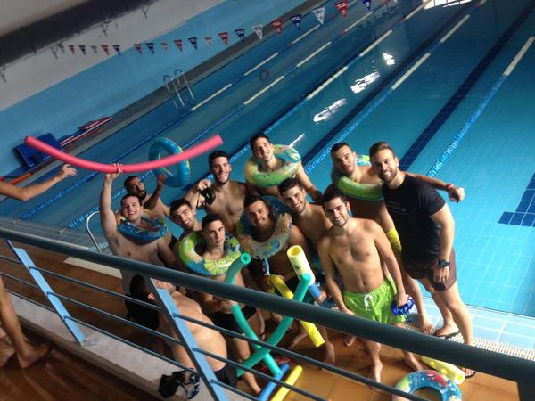 tafaddevesa's tweet photo. Los alumnos de @tafaddevesa se lo pasan en grande durante la asignatura de natación. Equipazo. http://t.co/AF70i34oR3