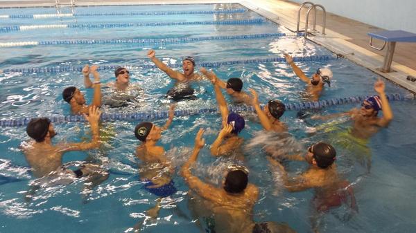 tafaddevesa's tweet photo. Los alumnos de @tafaddevesa se lo pasan en grande durante la asignatura de natación. Equipazo. http://t.co/AF70i34oR3