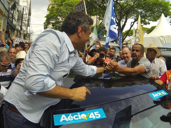 AecioNeves's tweet photo. Em Mogi das Cruzes (SP), Aécio é recebido calorosamente pela população.  #Aécio45 http://t.co/XYtDF9jVde
