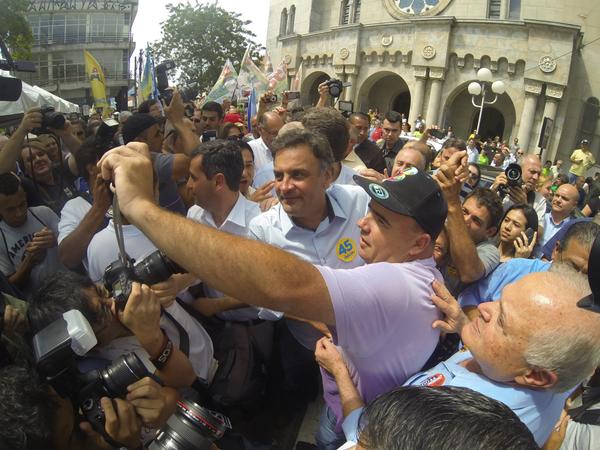 AecioNeves's tweet photo. Em Mogi das Cruzes (SP), Aécio é recebido calorosamente pela população.  #Aécio45 http://t.co/XYtDF9jVde