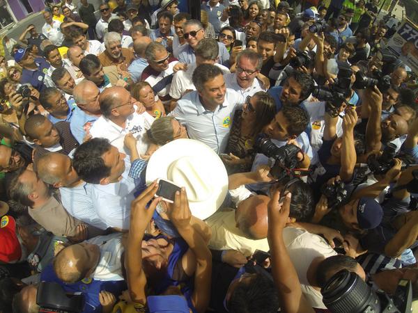 AecioNeves's tweet photo. Em Mogi das Cruzes (SP), Aécio é recebido calorosamente pela população.  #Aécio45 http://t.co/XYtDF9jVde