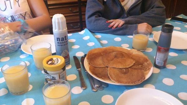 almu_fs's tweet photo. Tarde de tortitas con las niñas bonitas!! :) http://t.co/CzDthlQnHK
