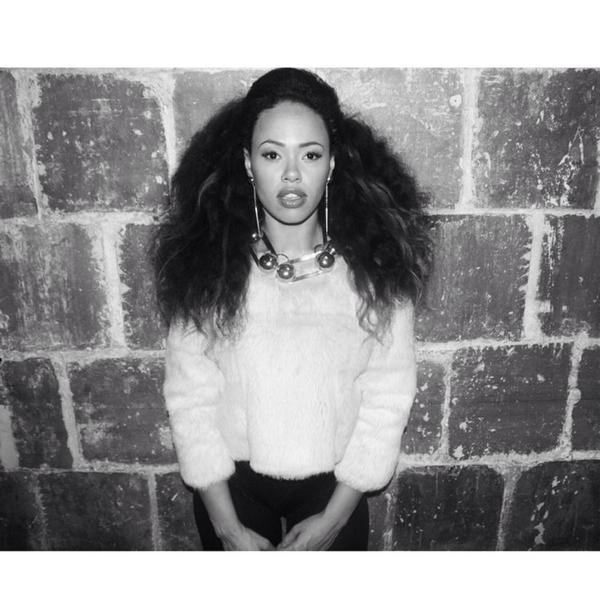 ellevarner's tweet photo. “@bleubombshell: @ellevarner gets ready for her bleubombshell cover shoot #staytuned #bleubombshell http://t.co/QfkWb8Thij"😍😍