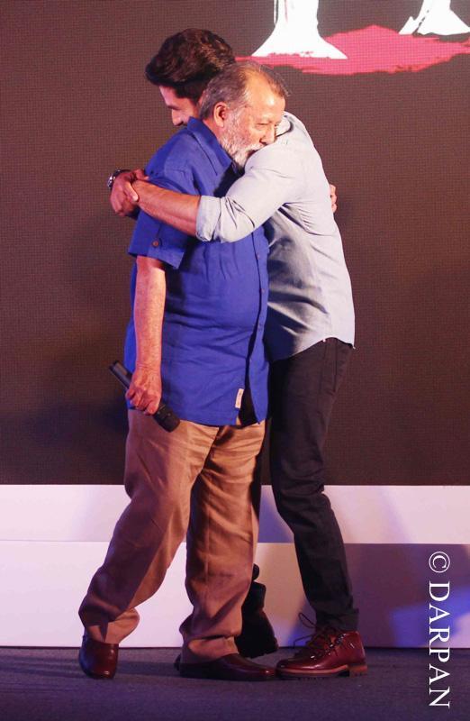 shanatic_nimra1's tweet photo. This pic is so touchy .. #HaiderTomorrow http://t.co/tqYA2zPNu4