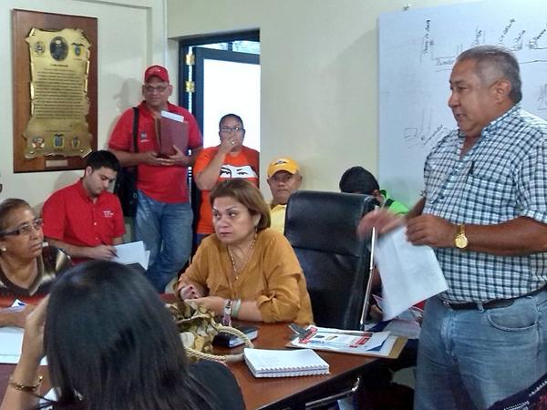Maria_MalpicaP's tweet photo. La @Alcaldia_Colon y #MOBIAR 4 Seguimos fortaleciendo empleo y viviendas para #SurDelLago @mobiar_nacional @MOBIAR4 http://t.co/VsP55xNcvq