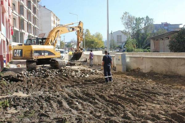 cuneytyemenici's tweet photo. Hüseyin Yanmaz cd. Kilit parkesi kaldırıyor. Inşallah bayramdan sonra sıcak asfaltla hizmete girecek. http://t.co/Nst30xTOg1