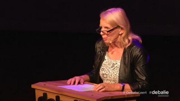 Mooi synergieverhaal door <a href="/JetDekkers/">Jet Dekkers</a>  bij #debalie. "Groeit een bloem harder als je 'm iedere 4 weken meet?"