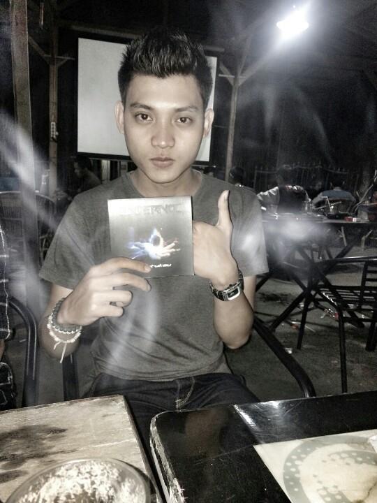 InVerno_ID's tweet photo. Vocalist Rock @indra_kula with inverno album. Thanks banyak bro atas support nya #inverno_cadas http://t.co/AwX1TWZigN