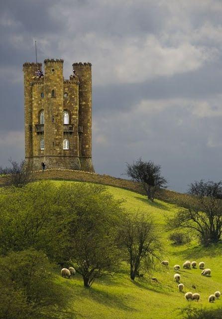 spotenthusiast's tweet photo. Broadway Tower, Worcestershire, England | #MostBeautifulPages http://t.co/COLQcpit1J