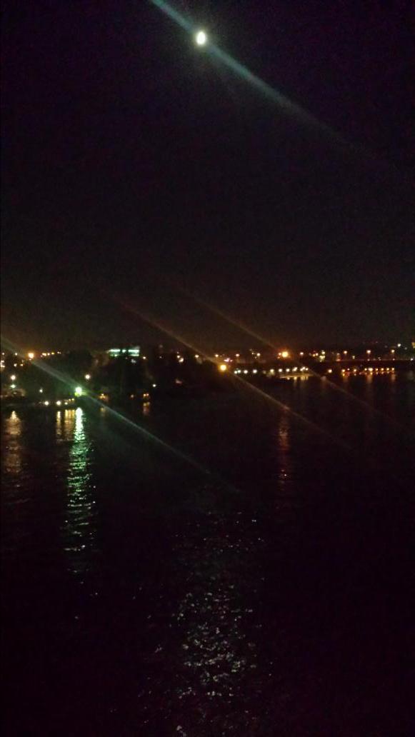 JelenaMKandic's tweet photo. Kada sunce zađe, padne mrak i ljudi ne hejtuju, #Beograd može i ovako da izgleda, posmatran kroz odsjaje u vodi. :) http://t.co/kevifX0GTL