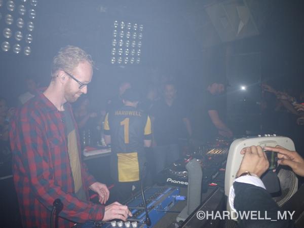 HARDWELL_MY's tweet photo. @AndreBeekmans @MannyZ201 along with @HARDWELL at Zouk KL last night! Thank you for your HARDwork! WELLdone! http://t.co/ttUuiB842e