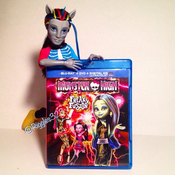 Riggles323's tweet photo. #FREAKYFUSION is now available!
Neighthan's showing off my BluRay. 
#monsterhigh @MonsterHigh http://t.co/I67DAkpAKN