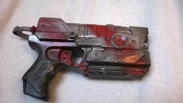 SarahMuffinX3's tweet photo. My pistol for comic con X3 http://t.co/1PAeudtj9j