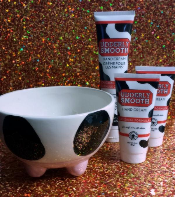 UdderlySmooth's tweet photo. For our month of #HallMOOween celebration adorable cow bowl and #udderlysmooth http://t.co/7rIPl1rhwc US and CA http://t.co/iaYHg04Rkv