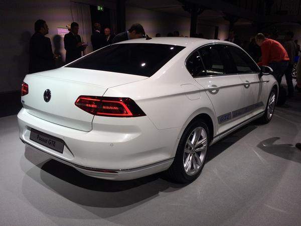 lahtiain's tweet photo. Pistokehybridi Golf GTE:tä seuraa #Passat #GTE. 218hp, 37g ja 1,6 l/100km numeroarvot. #pariisi2014 http://t.co/UvrxKmCJ9c