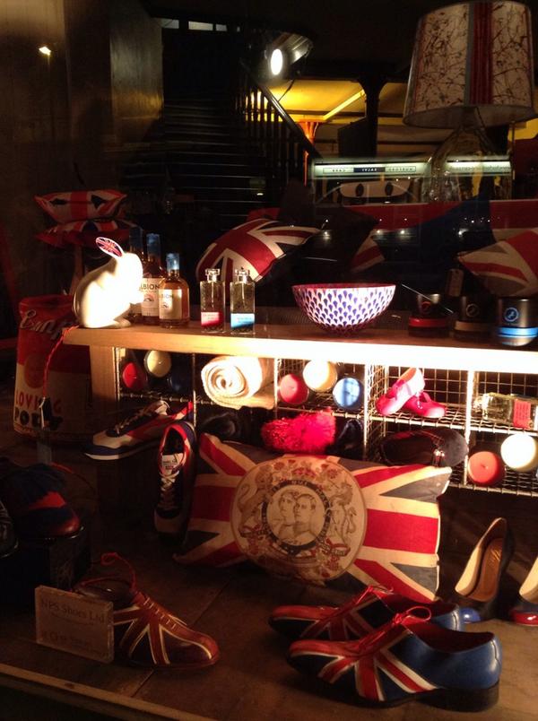 CahoonasBritain's tweet image. @BestBritannia window already attracting crowds guys looking fantastic. Having a great time &amp;amp; it's not even started.
