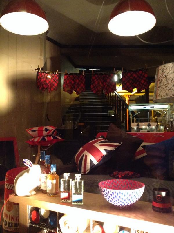 CahoonasBritain's tweet image. @BestBritannia window already attracting crowds guys looking fantastic. Having a great time &amp;amp; it's not even started.