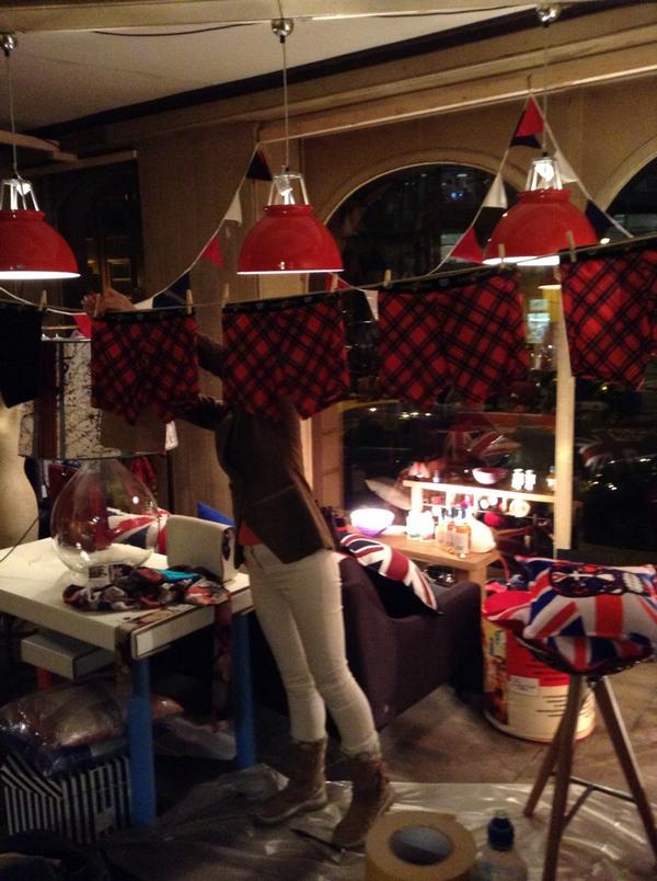 CahoonasBritain's tweet image. @BestBritannia window already attracting crowds guys looking fantastic. Having a great time &amp;amp; it's not even started.