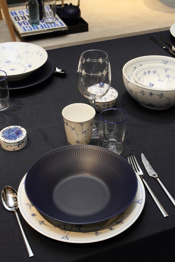 O Xrhsths ロイヤルコペンハーゲンジャパン Sto Twitter 新商品blue Flutedデビュー マットな質感とエレガントなロイヤルブルー 白磁の美しさとは対照的なシリーズが登場 お手持ちのアイテムと組み合わせてブルー ホワイトのmix Matchを楽しんで 現在 丸の内本店