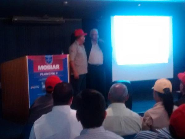 simonbelisario's tweet photo. @MobiarCdBolivar con @hherrerajimenez plan de vivienda para los ingenieros con precios justo gracias @rangelgomez http://t.co/ehG790H1AD