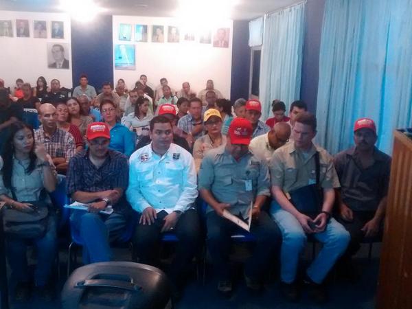 simonbelisario's tweet photo. @MobiarCdBolivar con @hherrerajimenez plan de vivienda para los ingenieros con precios justo gracias @rangelgomez http://t.co/ehG790H1AD