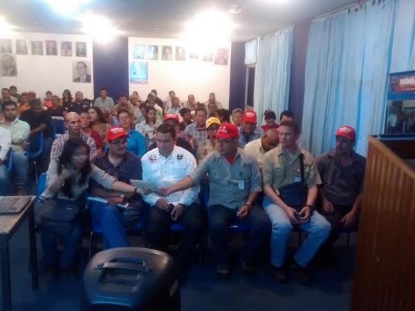 simonbelisario's tweet photo. @MobiarCdBolivar con @hherrerajimenez plan de vivienda para los ingenieros con precios justo gracias @rangelgomez http://t.co/ehG790H1AD