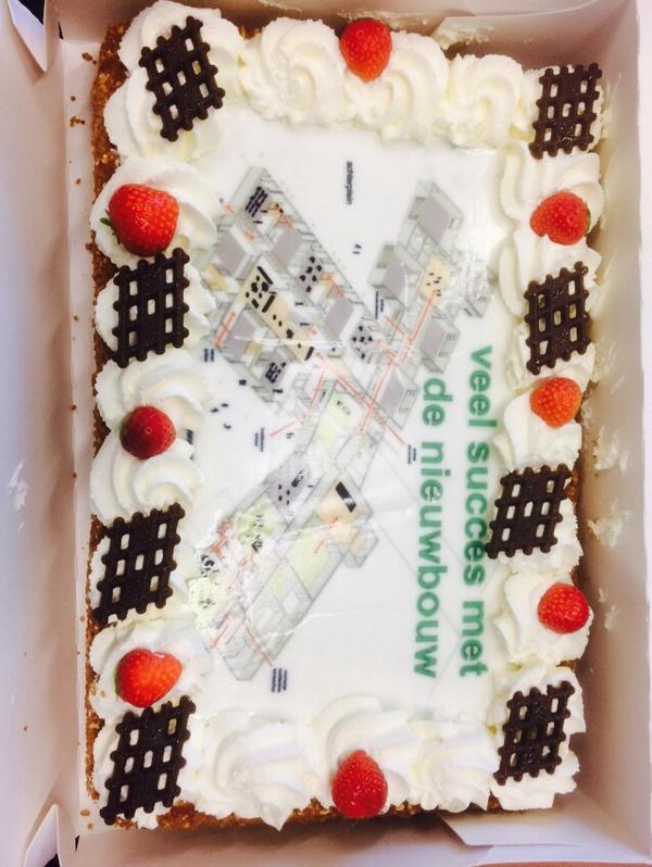 DeBrakken's tweet photo. Gemeente wenst de Brakken succes met eennheerlijke taart http://t.co/7ZQTz17u9z