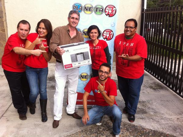 Planeta_GDL's tweet photo. Aquí entregando un #Microcomponente más... Felicidades a: Antonio Guerrero #GRACIAS 📻 http://t.co/IhkeNZ2V9F