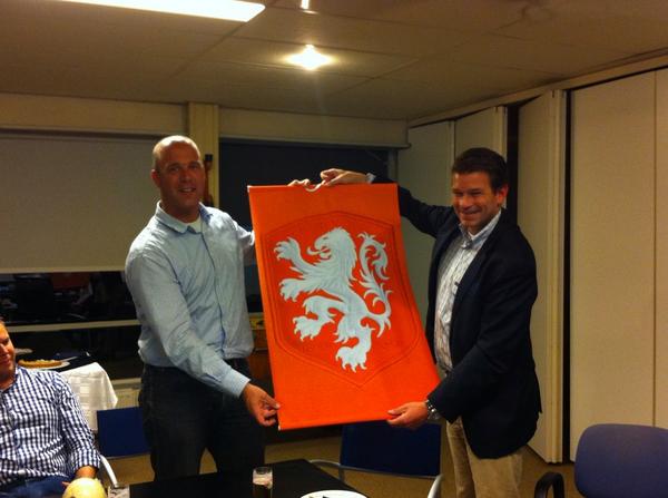 <a href="/KNVBZuid2/">KNVB Zuid 2</a> dankt <a href="/RKHSVHeugem/">RKHSV</a> voor de gastvrije ontvangst vanavond. Ook zij geven ons jubileumcadeau een mooie plek!