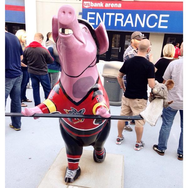 RJBiscotti's tweet photo. Having such a swine time at @USBankArena! 🐷🐭@CincyCyclones #PJCincinnati #PJFall2014 http://t.co/4kCR3kOqu6
