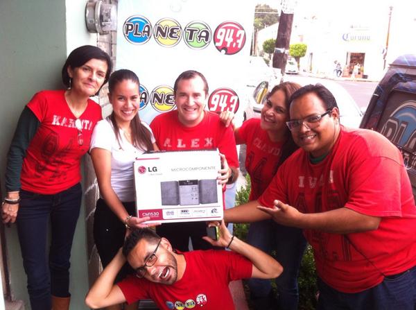 Planeta_GDL's tweet photo. Una ganadora más con el #Microcomponente en sus manos... Felicidades a: Adriana Alejandra Oliva #GRACIAS http://t.co/qIFT4YbMsi