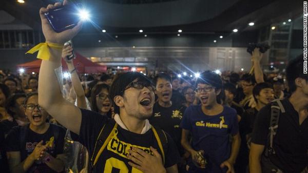CNNEE's tweet photo. Una #app ayuda a los manifestantes de Hong Kong a organizarse sin una red celular http://t.co/3oxMrnBTrt http://t.co/jX39QL6p8Q