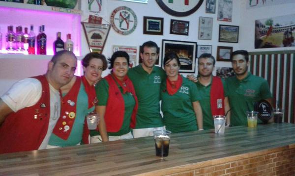 Sandra7Rodri's tweet photo. Ultima noche de fiestas inmejorable compañía @Aprilrosasrojas @BorjaLgr @jorge_cc14 @Aitor_LHdez @IreneGG8 #SCySD'14 http://t.co/ls93oTtGBf