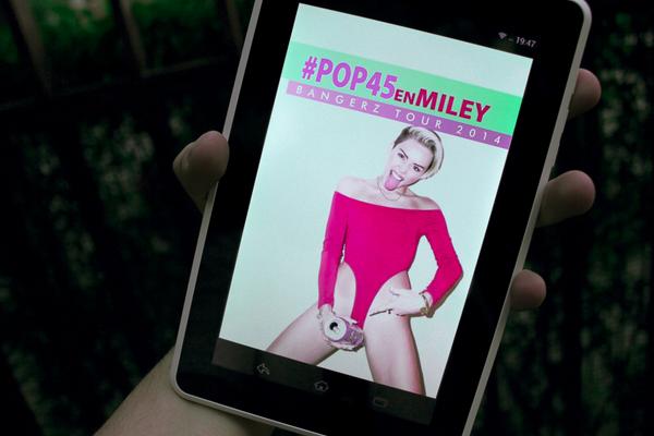 TiendaPop45's tweet photo. LLEGAMOS! #MileyCyrusEnChile.
Ocupa el hashtag #Pop45enMiley y participa por premios al finalizar el concierto #Pop45 http://t.co/rY1WWAGxbq