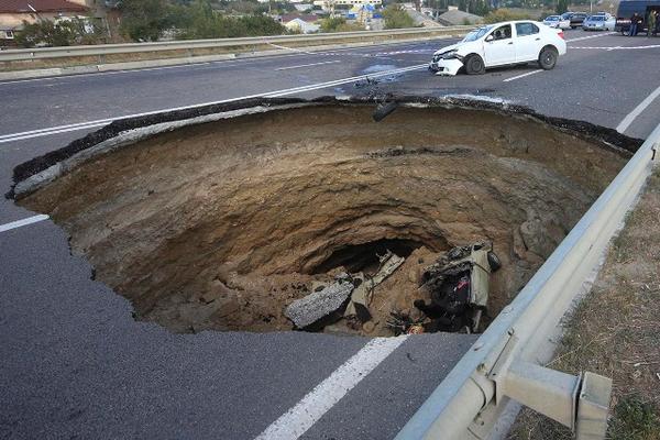 ilmeteoit's tweet photo. #Crimea #simferopoli improvvisa #voragine causa la morte di 6 persone
http://t.co/pGWKTmrY3Y http://t.co/SJZ3P3aroL