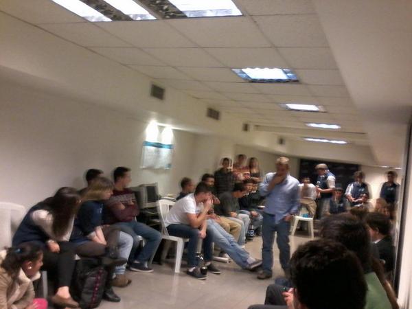 Sebastiancuna40's tweet photo. Con @Chrisguevara404 @mayteg404 @NicolasLopez404 @404OesteJovenes en la charla de sebastian!!!!! http://t.co/89ex9BoSK2