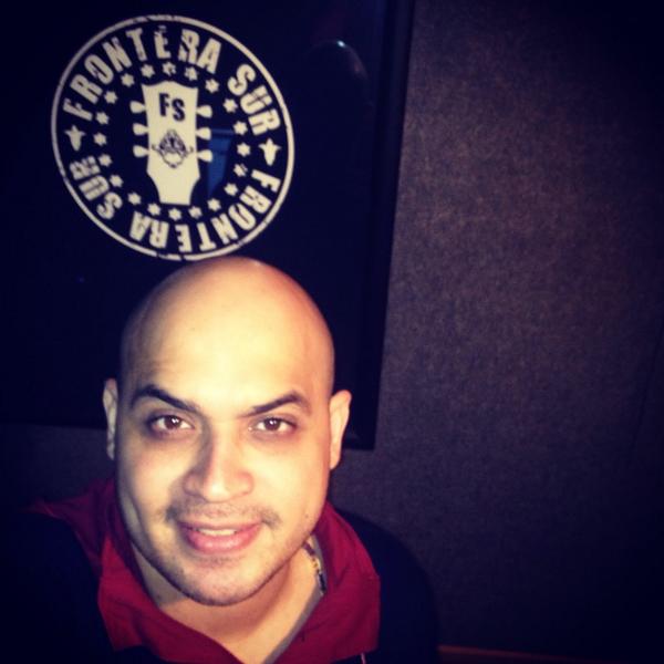 Oskarmanager's tweet photo. Visitando la casa de FRONTERA SUR @audiosono | @thisismaximus grabando y @rocanroleo en los controles #REC #Grabando http://t.co/7K4TbrABq2