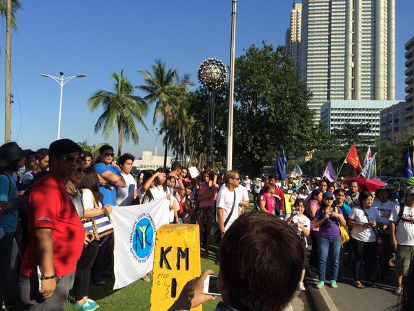 gpph's tweet photo. #ClimateWalkNow reaches its 1st kilometer. Follow @climatewalknow for more updates #ClimateJustice http://t.co/Qw5Yzoz49G