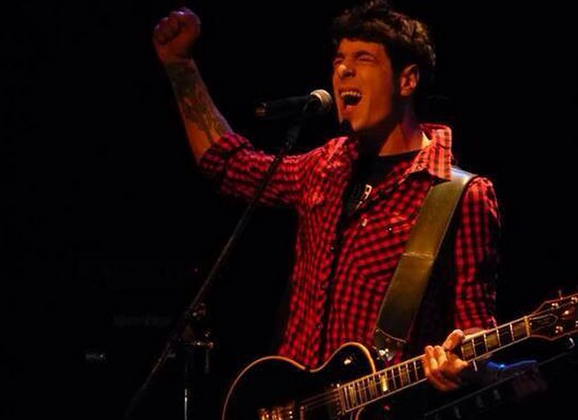 MatersRosarinas's tweet photo. Y aún siento en el aire, me acaricia tu voz. 🎤 @mateoiturbide1 #TeExtrañamos #RosarioQuiereShow 💙 http://t.co/GrjexEkJC5