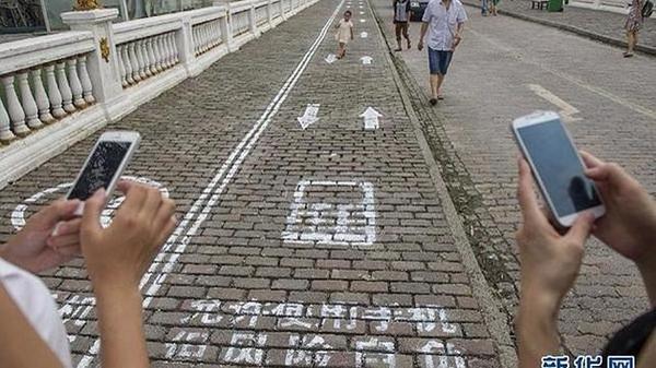 AppWow2's tweet image. En China crean un carril peatonal para chatear  appwowinfo.blogspot.com/2014/10/en-chi…